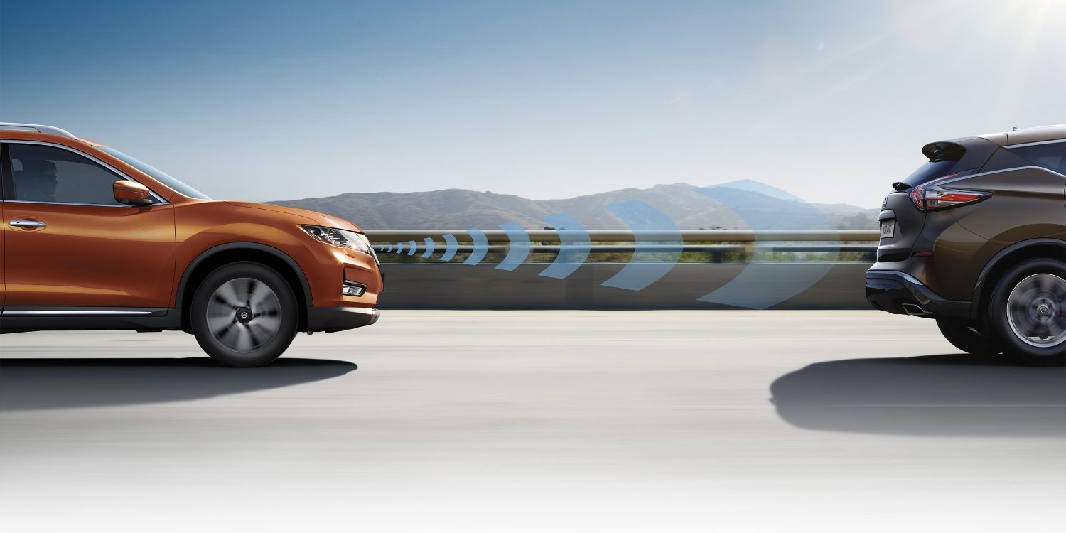 سيارة نيسان إكس تريل على الطريق السريع مع خاصية التنقل الذكي
